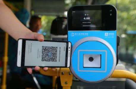 公交車上使用微信掃碼支付，掃碼支付前景巨大