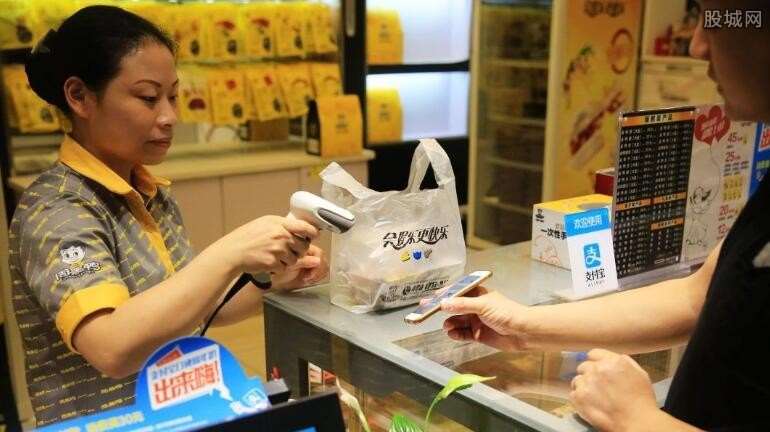 移動(dòng)支付跟硬幣、紙幣支付，您選哪個(gè)？