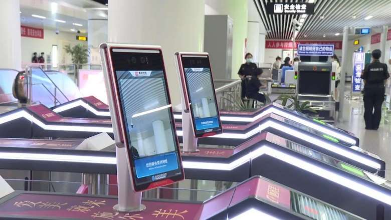 近日，上海網(wǎng)信辦整治地鐵站自動售貨機刷臉支付違規(guī)收集個人信息