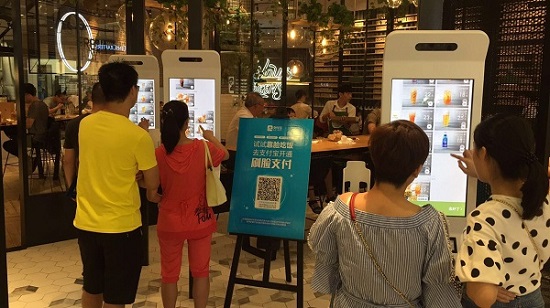 超市使用刷臉支付系統(tǒng)的場(chǎng)景